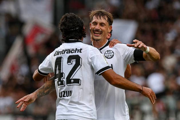 21.08.2026, GER, Fussball, Herren, DFB-Pokal, Saison 2026 2027, SC St. Tönis vs Eintracht Frankfurt Robin Koch (Frankfurt) Torjubel, jubelt mit Can Uzun (Frankfurt) nach dem Treffer zum 0:2 Krefeld Grotenburg-Stadion Nordrhein-Westfalen Deutschland *** August 21, 2026, GER, Soccer, Men s, DFB Cup, 2026–2027 Season, SC St. Tönis vs. Eintracht Frankfurt; Robin Koch (Frankfurt) celebrates the goal with Can Uzun (Frankfurt) after scoring the 0–2 goal at Krefeld s Grotenburg Stadium in North Rhine-Westphalia, Germany Copyright: xAdrianxSchlüterx