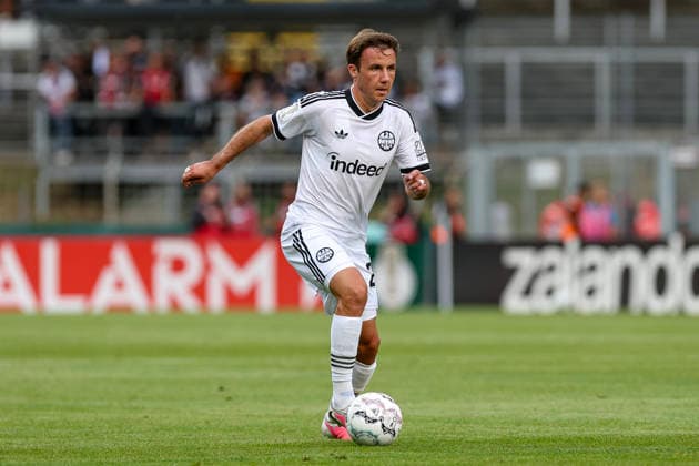 21.08.2026, GER, Fussball, Herren, DFB-Pokal, Saison 2026 2027, SC St. Tönis vs Eintracht Frankfurt Mario Götze (Frankfurt) in Aktion am Ball, Einzelaktion Krefeld Grotenburg-Stadion Nordrhein-Westfalen Deutschland *** August 21, 2026, GER, Soccer, Men s, DFB Cup, 2026–2027 Season, SC St. Tönis vs. Eintracht Frankfurt; Mario Götze of Frankfurt in action with the ball, solo play; Krefeld Grotenburg Stadium, North Rhine-Westphalia, Germany Copyright: xAdrianxSchlüterx