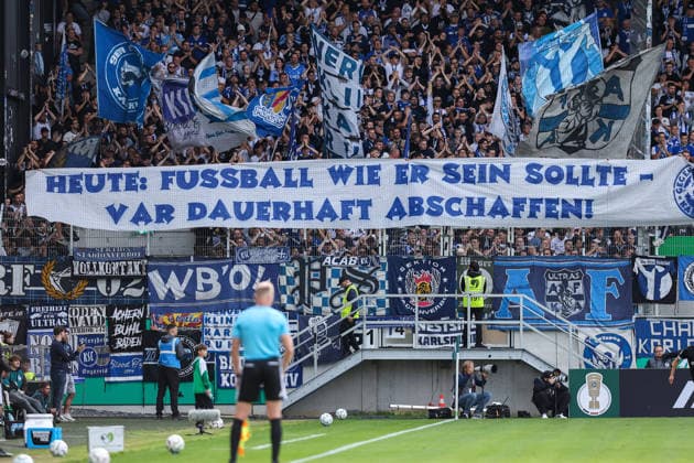 2026.08.21, xkwix, Fußball, DFB-Pokal, Preußen Münster - Karlsruher SC, LVM-Preußenstadion, 1.Runde, Saison 2026 2027: Protestbanner im Gaesteblock der Fans vom KSC zum VAR DFB regulations prohibit any use of photographs as image sequences and or quasi-video. Photo: xKamilxWilkowskixPressefotoKochx Nordrhein-Westfalen Deutschland *** August 21, 2026, xkwix, Soccer, DFB Cup, Preußen Münster vs. Karlsruher SC, LVM Preußenstadion, Round 1, 2026–2027 Season Protest banners in the KSC fans’ guest section regarding VAR DFB regulations prohibit any use of photographs as image sequences and or quasi-video Photo by xKamilxWilkowskixPressefotoKochx North Rhine-Westphalia, Germany
