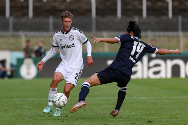 21.08.2026, GER, Fussball, Herren, DFB-Pokal, Saison 2026 2027, SC St. Tönis vs Eintracht Frankfurt Elias Baum (Frankfurt) und Kohei Nakano (Tönis) im Kampf um den Ball Krefeld Grotenburg-Stadion Nordrhein-Westfalen Deutschland *** August 21, 2026, GER, Soccer, Men s, DFB Cup, 2026–2027 Season, SC St. Tönis vs. Eintracht Frankfurt: Elias Baum (Frankfurt) and Kohei Nakano (Tönis) battle for the ball at Krefeld Grotenburg Stadium, North Rhine-Westphalia, Germany Copyright: xAdrianxSchlüterx