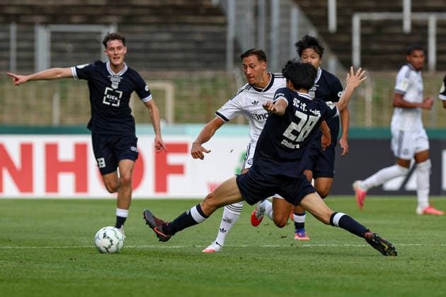 21.08.2026, GER, Fussball, Herren, DFB-Pokal, Saison 2026 2027, SC St. Tönis vs Eintracht Frankfurt Younes Ebnoutalib (Frankfurt) und Fumito Okihara (Tönis) im Kampf um den Ball Krefeld Grotenburg-Stadion Nordrhein-Westfalen Deutschland *** August 21, 2026, GER, Soccer, Men s, DFB Cup, 2026–2027 season, SC St. Tönis vs. Eintracht Frankfurt; Younes Ebnoutalib (Frankfurt) and Fumito Okihara (Tönis) battling for the ball at Krefeld Grotenburg Stadium, North Rhine-Westphalia, Germany Copyright: xAdrianxSchlüterx