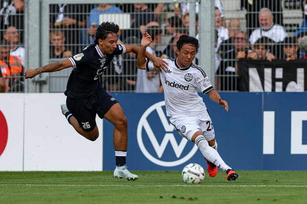 21.08.2026, GER, Fussball, Herren, DFB-Pokal, Saison 2026 2027, SC St. Tönis vs Eintracht Frankfurt Lenni Castrop (Tönis) und Keita Kosugi (Frankfurt) im Kampf um den Ball Krefeld Grotenburg-Stadion Nordrhein-Westfalen Deutschland *** August 21, 2026, GER, Soccer, Men’s, DFB Cup, 2026–2027 Season, SC St. Tönis vs. Eintracht Frankfurt; Lenni Castrop (Tönis) and Keita Kosugi (Frankfurt) battle for the ball at Krefeld Grotenburg Stadium, North Rhine-Westphalia, Germany Copyright: xAdrianxSchlüterx