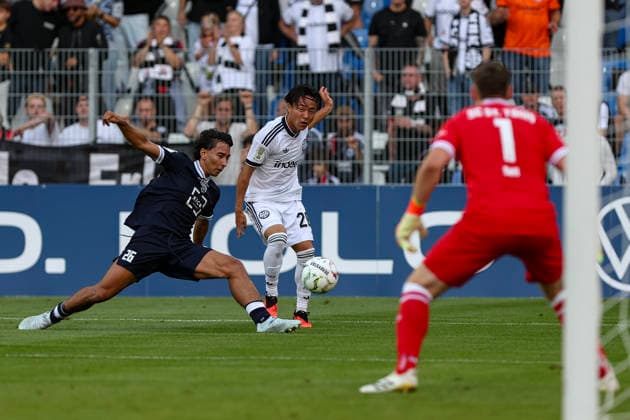 21.08.2026, GER, Fussball, Herren, DFB-Pokal, Saison 2026 2027, SC St. Tönis vs Eintracht Frankfurt Lenni Castrop (Tönis) und Keita Kosugi (Frankfurt) im Kampf um den Ball Krefeld Grotenburg-Stadion Nordrhein-Westfalen Deutschland *** August 21, 2026, GER, Soccer, Men’s, DFB Cup, 2026–2027 Season, SC St. Tönis vs. Eintracht Frankfurt; Lenni Castrop (Tönis) and Keita Kosugi (Frankfurt) battle for the ball at Krefeld Grotenburg Stadium, North Rhine-Westphalia, Germany Copyright: xAdrianxSchlüterx