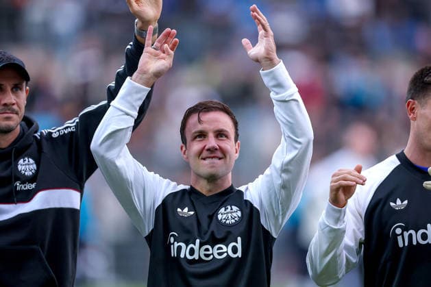 21.08.2026, Fußball, SC St. Tönis - Eintracht Frankfurt, 1. Runde DFB-Pokal 2026 27, Grotenburg-Stadion in Krefeld, Saison 2026 2027: Mario Götze (Eintracht Frankfurt 27) jubelnd nach dem Sieg DFB regulations prohibit any use of photographs as image sequences and or quasi-video. Nordrhein-Westfalen Deutschland *** August 21, 2026, Soccer, SC St. Tönis vs. Eintracht Frankfurt, First Round of the 2026–27 DFB Cup, Grotenburg Stadium in Krefeld, 2026–2027 season: Mario Götze of Eintracht Frankfurt, 27, celebrating after the victory. DFB regulations prohibit any use of photographs as image sequences and or quasi-video. North Rhine-Westphalia, Germany