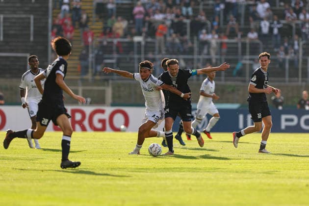 21.08.2026, GER, Fussball, Herren, DFB-Pokal, Saison 2026 2027, SC St. Tönis vs Eintracht Frankfurt Can Uzun (Frankfurt) und Maximilian Pohlig (Tönis) im Kampf um den Ball Krefeld Grotenburg-Stadion Nordrhein-Westfalen Deutschland *** August 21, 2026, GER, Soccer, Men s, DFB Cup, 2026–2027 Season, SC St. Tönis vs. Eintracht Frankfurt; Can Uzun (Frankfurt) and Maximilian Pohlig (Tönis) battle for the ball at Krefeld Grotenburg Stadium, North Rhine-Westphalia, Germany Copyright: xAdrianxSchlüterx