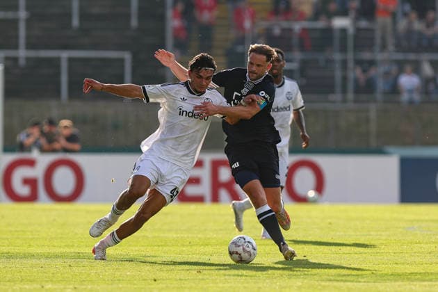 21.08.2026, GER, Fussball, Herren, DFB-Pokal, Saison 2026 2027, SC St. Tönis vs Eintracht Frankfurt Can Uzun (Frankfurt) und Maximilian Pohlig (Tönis) im Kampf um den Ball Krefeld Grotenburg-Stadion Nordrhein-Westfalen Deutschland *** August 21, 2026, GER, Soccer, Men s, DFB Cup, 2026–2027 Season, SC St. Tönis vs. Eintracht Frankfurt; Can Uzun (Frankfurt) and Maximilian Pohlig (Tönis) battle for the ball at Krefeld Grotenburg Stadium, North Rhine-Westphalia, Germany Copyright: xAdrianxSchlüterx
