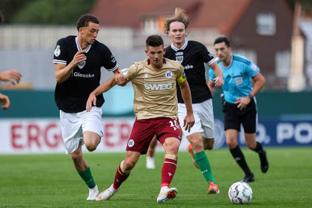 2026.08.21, xkwix, Fußball, DFB-Pokal, Preußen Münster - Karlsruher SC, LVM-Preußenstadion, 1.Runde, Saison 2026 2027: Marvin Wanitzek (Karlsruher SC 10) im Zweikampf gegen Samuel Althaus (Preussen Muenster 44) DFB regulations prohibit any use of photographs as image sequences and or quasi-video. Photo: xKamilxWilkowskixPressefotoKochx Nordrhein-Westfalen Deutschland *** August 21, 2026, xkwix, Soccer, DFB Cup, Preußen Münster vs. Karlsruher SC, LVM Preußenstadion, 1st Round, 2026–2027 Season: Marvin Wanitzek (Karlsruher SC) No. 10 in a tackle against Samuel Althaus (Preußen Münster) No. 44. DFB regulations prohibit any use of photographs as image sequences and or quasi-video. Photo: xKamilxWilkowskixPressefotoKochx, North Rhine-Westphalia, Germany