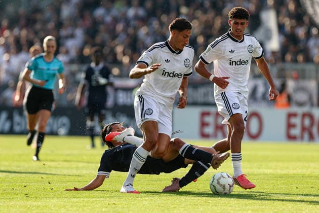 21.08.2026, GER, Fussball, Herren, DFB-Pokal, Saison 2026 2027, SC St. Tönis vs Eintracht Frankfurt Younes Ebnoutalib (Frankfurt) und Kohei Nakano (Tönis) im Kampf um den Ball Krefeld Grotenburg-Stadion Nordrhein-Westfalen Deutschland *** August 21, 2026, GER, Soccer, Men s, DFB Cup, 2026–2027 Season, SC St. Tönis vs. Eintracht Frankfurt; Younes Ebnoutalib (Frankfurt) and Kohei Nakano (Tönis) battling for the ball at Krefeld Grotenburg Stadium, North Rhine-Westphalia, Germany Copyright: xAdrianxSchlüterx