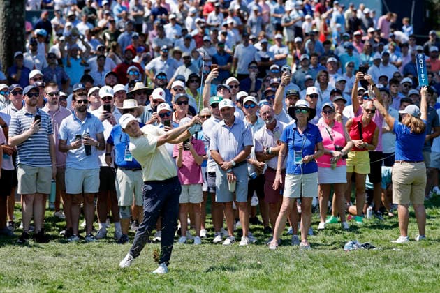 ST. LOUIS, MO - AUGUST 21: Matt Fitzpatrick of England plays a pitch shot from the rough at the fourteenth hole during the second round of the BMW Championship on August 21, 2026 at Bellerive Country Club in St Louis, Missouri. (Photo by Joe Robbins Icon Sportswire) GOLF: AUG 21 PGA, Golf Herren BMW Championship EDITORIAL USE ONLY Icon5732608210212