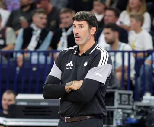 Bundestrainer Alex Mumbru (GER) Basketball, Herren, Supercup, DBB,TurkishAirlines SUPERCUP, Barclays Arena, Deutschland gegen Czechia 115-82 *** National Team Coach Alex Mumbru, GER Basketball, Men s, Super Cup, DBB, Turkish Airlines Super Cup, Barclays Arena, Germany vs. Czechia 115–82