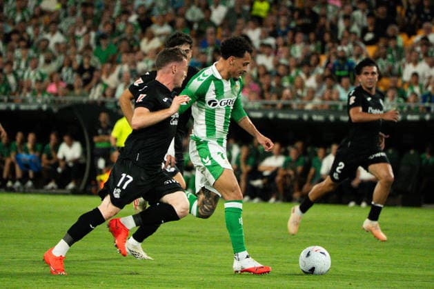 Sergio Gomez and Antony dos Santos seen during LaLiga 2026 27 matchday 2 game between Real Betis Balompie and Real Sociedad de futbol (Marta Lopez Ball Raw Images) Seville Estadio La Cartuja Spain Copyright: xMartaxLopezx MartaLopez_BallRawImages_RealBetis-RealSociedad-098