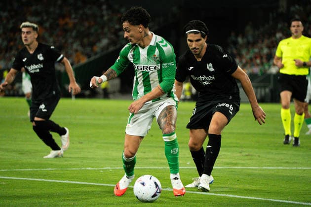 Antony dos Santos and Carlos Soler seen during LaLiga 2026 27 matchday 2 game between Real Betis Balompie and Real Sociedad de futbol (Marta Lopez Ball Raw Images) Seville Estadio La Cartuja Spain Copyright: xMartaxLopezx MartaLopez_BallRawImages_RealBetis-RealSociedad-125