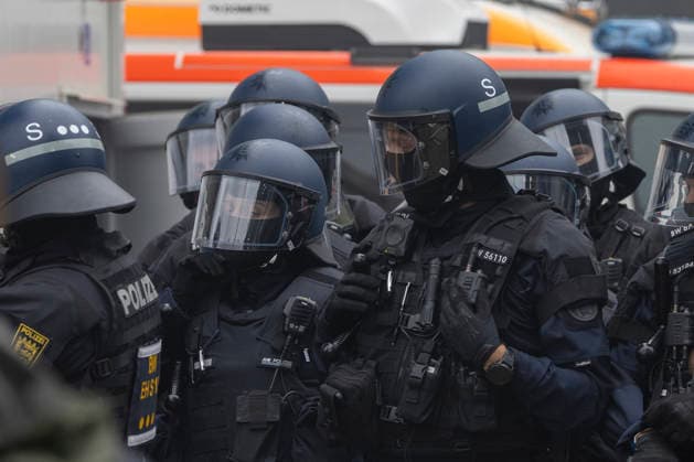 Im Bild: Die Polizei bereitet sich mit einem Grossaufgebot auf eine moegliche Eskalation der Fanlager vor. 21.08.2026, SV Waldhof Mannheim 07 - 1. FC Kaiserslautern, DFB-Pokal, 1. Runde, Deutschland, Mannheim, Carl-Benz-Stadion, DFL REGULATIONS PROHIBIT ANY USE OF PHOTOGRAPHS AS IMAGE SEQUENCES AND OR QUASI-VIDEO. *** Pictured: Police are preparing with a large contingent for a possible escalation among the fan groups, August 21, 2026, SV Waldhof Mannheim 07 vs. 1 FC Kaiserslautern, DFB Cup, First Round, Germany, Mannheim, Carl Benz Stadium, DFL REGULATIONS PROHIBIT ANY USE OF PHOTOGRAPHS AS IMAGE SEQUENCES AND OR QUASI-VIDEO Copyright: HMBxMedia xJulienxBecker