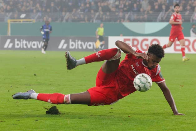 Im Bild: Kelven Frees (1. FC Kaiserslautern, 5) versucht den Ball zu bekommen. 21.08.2026, SV Waldhof Mannheim 07 - 1. FC Kaiserslautern, DFB-Pokal, 1. Runde, Deutschland, Mannheim, Carl-Benz-Stadion, DFL REGULATIONS PROHIBIT ANY USE OF PHOTOGRAPHS AS IMAGE SEQUENCES AND OR QUASI-VIDEO. *** Pictured: Kelven Frees of 1 FC Kaiserslautern (5) tries to get the ball on August 21, 2026, SV Waldhof Mannheim 07 vs. 1 FC Kaiserslautern, DFB Cup, First Round, Germany, Mannheim, Carl Benz Stadium, DFL regulations prohibit any use of photographs as image sequences and or quasi-video Copyright: HMBxMedia xJulienxBecker