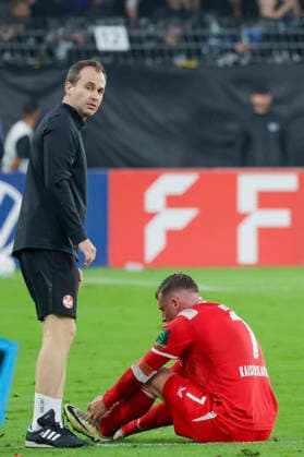 Im Bild: Marlon Ritter (1. FC Kaiserslautern, 7) am Boden wird nachdem er von einem Becher getroffen wurde von seinem Betreuer versorgt. 21.08.2026, SV Waldhof Mannheim 07 - 1. FC Kaiserslautern, DFB-Pokal, 1. Runde, Deutschland, Mannheim, Carl-Benz-Stadion, DFL REGULATIONS PROHIBIT ANY USE OF PHOTOGRAPHS AS IMAGE SEQUENCES AND OR QUASI-VIDEO. *** Pictured: Marlon Ritter of 1 FC Kaiserslautern, No. 7, lying on the ground and being tended to by his trainer after being struck by a cup, August 21, 2026, SV Waldhof Mannheim 07 vs. 1. FC Kaiserslautern, DFB Cup, First Round, Germany, Mannheim, Carl Benz Stadium. DFL regulations prohibit any use of photographs as image sequences and or quasi-video. Copyright: HMBxMedia xJulienxBecker