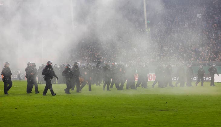 Im Bild: Ausschreitungen der Fanlager, die Polizei muss eingreifen und das Feld stuermen. 21.08.2026, SV Waldhof Mannheim 07 - 1. FC Kaiserslautern, DFB-Pokal, 1. Runde, Deutschland, Mannheim, Carl-Benz-Stadion, DFL REGULATIONS PROHIBIT ANY USE OF PHOTOGRAPHS AS IMAGE SEQUENCES AND OR QUASI-VIDEO. *** The photo shows riots among the fan groups; the police are forced to intervene and storm the field, August 21, 2026, SV Waldhof Mannheim 07 vs. 1 FC Kaiserslautern, DFB Cup, First Round, Germany, Mannheim, Carl Benz Stadium. DFL regulations prohibit any use of photographs as image sequences and or quasi-video. Copyright: HMBxMedia xJulienxBecker