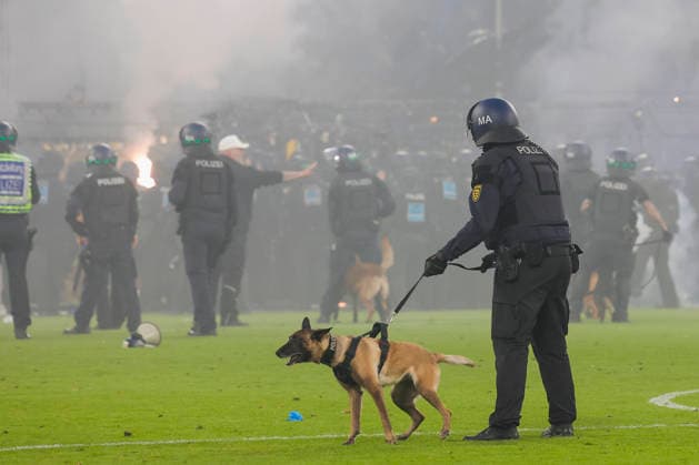 Im Bild: Ausschreitungen der Fanlager, die Polizei muss eingreifen und das Feld stuermen, unteranderem mit Polizeihunden. 21.08.2026, SV Waldhof Mannheim 07 - 1. FC Kaiserslautern, DFB-Pokal, 1. Runde, Deutschland, Mannheim, Carl-Benz-Stadion, DFL REGULATIONS PROHIBIT ANY USE OF PHOTOGRAPHS AS IMAGE SEQUENCES AND OR QUASI-VIDEO. *** The photo shows riots among the fan groups; the police are forced to intervene and storm the field, using police dogs, among other measures. August 21, 2026, SV Waldhof Mannheim 07 vs. 1 FC Kaiserslautern, DFB Cup, First Round, Germany, Mannheim, Carl Benz Stadium, DFL REGULATIONS PROHIBIT ANY USE OF PHOTOGRAPHS AS IMAGE SEQUENCES AND OR QUASI-VIDEO Copyright: HMBxMedia xJulienxBecker