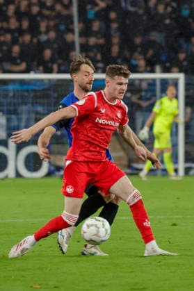 Im Bild: v.li. Lukas Kluenter (SV Waldhof Mannheim 07, 24) im Zweikampf gegen Alex Murphy (1. FC Kaiserslautern, 3). 21.08.2026, SV Waldhof Mannheim 07 - 1. FC Kaiserslautern, DFB-Pokal, 1. Runde, Deutschland, Mannheim, Carl-Benz-Stadion, DFL REGULATIONS PROHIBIT ANY USE OF PHOTOGRAPHS AS IMAGE SEQUENCES AND OR QUASI-VIDEO. *** Pictured from left: Lukas Kluenter (SV Waldhof Mannheim 07, 24) in a tackle against Alex Murphy (1. FC Kaiserslautern, 3) on August 21, 2026, SV Waldhof Mannheim 07 vs. 1. FC Kaiserslautern, DFB Cup, First Round, Germany, Mannheim, Carl Benz Stadium, DFL regulations prohibit any use of photographs as image sequences and or quasi-video Copyright: HMBxMedia xJulienxBecker