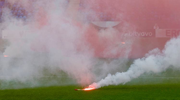 Im Bild: Die Fans vom 1. FC Kaiserslautern betreten den Gaesteblock und werfen Bengalos auf das Spielfeld, Pyrotechnik 21.08.2026, SV Waldhof Mannheim 07 - 1. FC Kaiserslautern, DFB-Pokal, 1. Runde, Deutschland, Mannheim, Carl-Benz-Stadion, DFL REGULATIONS PROHIBIT ANY USE OF PHOTOGRAPHS AS IMAGE SEQUENCES AND OR QUASI-VIDEO. *** In the photo: Fans of 1 FC Kaiserslautern enter the visitors section and throw flares onto the field, pyrotechnics, August 21, 2026, SV Waldhof Mannheim 07 vs. 1 FC Kaiserslautern, DFB Cup, First Round, Germany, Mannheim, Carl Benz Stadium. DFL regulations prohibit any use of photographs as image sequences and or quasi-video. Copyright: HMBxMedia xJulienxBecker