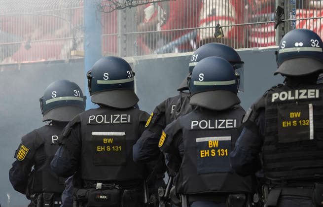 Im Bild: Die Polizei bereitet sich mit einem Grossaufgebot auf eine moegliche Eskalation der Fanlager vor. 21.08.2026, SV Waldhof Mannheim 07 - 1. FC Kaiserslautern, DFB-Pokal, 1. Runde, Deutschland, Mannheim, Carl-Benz-Stadion, DFL REGULATIONS PROHIBIT ANY USE OF PHOTOGRAPHS AS IMAGE SEQUENCES AND OR QUASI-VIDEO. *** Pictured: Police are preparing with a large contingent for a possible escalation among the fan groups, August 21, 2026, SV Waldhof Mannheim 07 vs. 1. FC Kaiserslautern, DFB Cup, First Round, Germany, Mannheim, Carl Benz Stadium, DFL REGULATIONS PROHIBIT ANY USE OF PHOTOGRAPHS AS IMAGE SEQUENCES AND OR QUASI-VIDEO Copyright: HMBxMedia xJulienxBecker