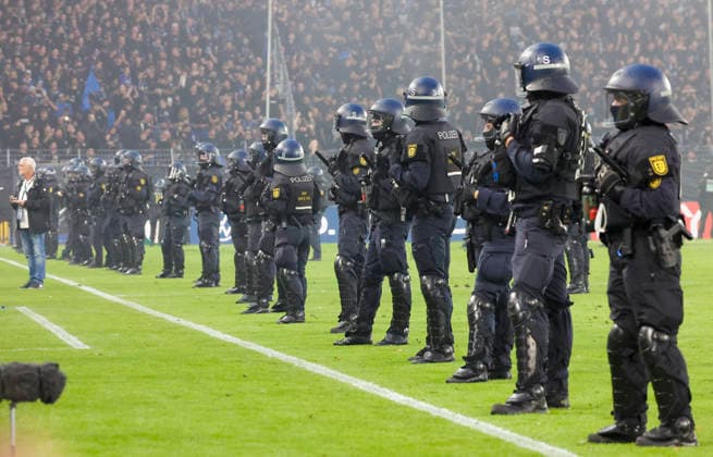 Im Bild: Ausschreitungen der Fanlager, die Polizei muss eingreifen und das Feld stuermen. 21.08.2026, SV Waldhof Mannheim 07 - 1. FC Kaiserslautern, DFB-Pokal, 1. Runde, Deutschland, Mannheim, Carl-Benz-Stadion, DFL REGULATIONS PROHIBIT ANY USE OF PHOTOGRAPHS AS IMAGE SEQUENCES AND OR QUASI-VIDEO. *** The photo shows riots among the fan groups; the police are forced to intervene and storm the field, August 21, 2026, SV Waldhof Mannheim 07 vs. 1 FC Kaiserslautern, DFB Cup, First Round, Germany, Mannheim, Carl Benz Stadium, DFL REGULATIONS PROHIBIT ANY USE OF PHOTOGRAPHS AS IMAGE SEQUENCES AND OR QUASI-VIDEO Copyright: HMBxMedia xJulienxBecker