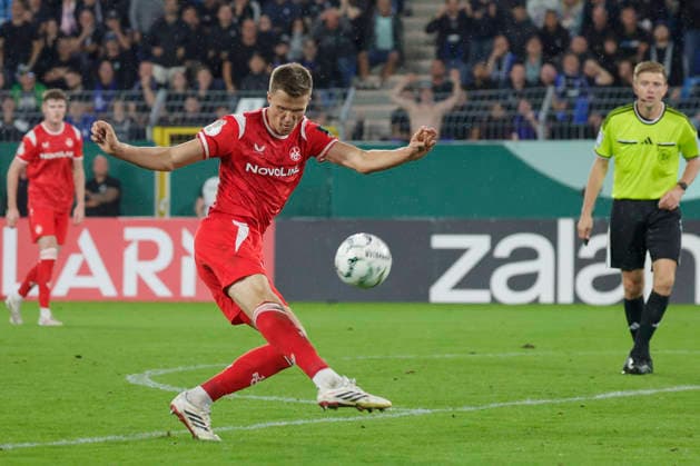 Im Bild: Fabian Kunze (1. FC Kaiserslautern, 6) mit dem Schuss aufs Tor. 21.08.2026, SV Waldhof Mannheim 07 - 1. FC Kaiserslautern, DFB-Pokal, 1. Runde, Deutschland, Mannheim, Carl-Benz-Stadion, DFL REGULATIONS PROHIBIT ANY USE OF PHOTOGRAPHS AS IMAGE SEQUENCES AND OR QUASI-VIDEO. *** Pictured: Fabian Kunze of 1 FC Kaiserslautern, No. 6, taking a shot on goal on August 21, 2026, SV Waldhof Mannheim 07 vs. 1. FC Kaiserslautern, DFB Cup, First Round, Germany, Mannheim, Carl Benz Stadium. DFL regulations prohibit any use of photographs as image sequences and or quasi-video. Copyright: HMBxMedia xJulienxBecker