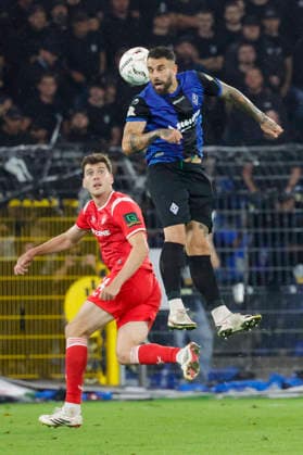 Im Bild: v.li. Jacob Rasmussen (1. FC Kaiserslautern, 14) und der Kopfball von Gonçalo Gregorio (SV Waldhof Mannheim 07, 9) 21.08.2026, SV Waldhof Mannheim 07 - 1. FC Kaiserslautern, DFB-Pokal, 1. Runde, Deutschland, Mannheim, Carl-Benz-Stadion, DFL REGULATIONS PROHIBIT ANY USE OF PHOTOGRAPHS AS IMAGE SEQUENCES AND OR QUASI-VIDEO. *** Pictured from left: Jacob Rasmussen (1 FC Kaiserslautern, 14) and Gonçalo Gregorio (SV Waldhof Mannheim 07, 9) scoring with a header on August 21, 2026, SV Waldhof Mannheim 07 vs. 1. FC Kaiserslautern, DFB Cup, First Round, Germany, Mannheim, Carl Benz Stadium. DFL regulations prohibit any use of photographs as image sequences and or quasi-video. Copyright: HMBxMedia xJulienxBecker