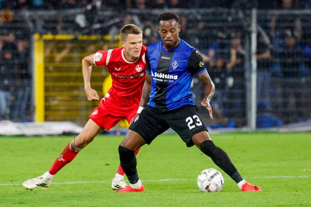 Im Bild: v.li. Fabian Kunze (1. FC Kaiserslautern, 6) im Zweikampf gegen Leroy Mickels (SV Waldhof Mannheim 07, 23) 21.08.2026, SV Waldhof Mannheim 07 - 1. FC Kaiserslautern, DFB-Pokal, 1. Runde, Deutschland, Mannheim, Carl-Benz-Stadion, DFL REGULATIONS PROHIBIT ANY USE OF PHOTOGRAPHS AS IMAGE SEQUENCES AND OR QUASI-VIDEO. *** Pictured from left: Fabian Kunze (1. FC Kaiserslautern), No. 6, in a tackle against Leroy Mickels (SV Waldhof Mannheim 07), No. 23, on August 21, 2026, SV Waldhof Mannheim 07 vs. 1. FC Kaiserslautern, DFB Cup, First Round, Germany, Mannheim, Carl Benz Stadium, DFL regulations prohibit any use of photographs as image sequences and or quasi-video Copyright: HMBxMedia xJulienxBecker