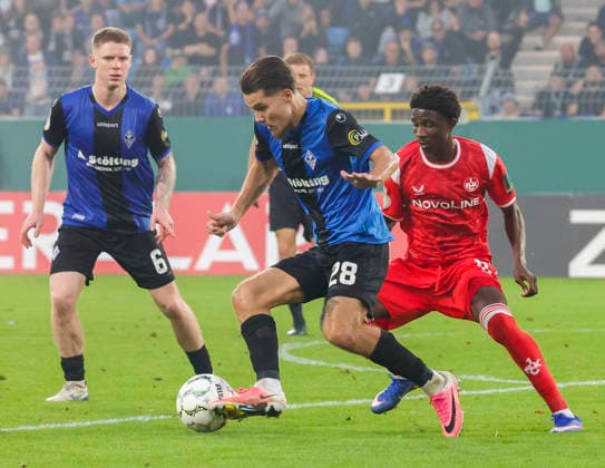 Im Bild: v.li. Joey Müller (SV Waldhof Mannheim 07, 6), Diego Michel (SV Waldhof Mannheim 07, 28) und Ibrahim Kanate (1. FC Kaiserslautern, 11) 21.08.2026, SV Waldhof Mannheim 07 - 1. FC Kaiserslautern, DFB-Pokal, 1. Runde, Deutschland, Mannheim, Carl-Benz-Stadion, DFL REGULATIONS PROHIBIT ANY USE OF PHOTOGRAPHS AS IMAGE SEQUENCES AND OR QUASI-VIDEO. *** Pictured from left: Joey Müller (SV Waldhof Mannheim 07, 6), Diego Michel (SV Waldhof Mannheim 07, 28), and Ibrahim Kanate (1 FC Kaiserslautern, 11) on August 21, 2026, SV Waldhof Mannheim 07 vs. 1 FC Kaiserslautern, DFB Cup, First Round, Germany, Mannheim, Carl Benz Stadium. DFL regulations prohibit any use of photographs as image sequences and or quasi-video. Copyright: HMBxMedia xJulienxBecker