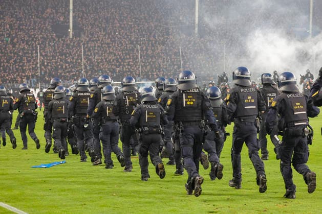 Im Bild: Ausschreitungen der Fanlager, die Polizei muss eingreifen und das Feld stuermen. 21.08.2026, SV Waldhof Mannheim 07 - 1. FC Kaiserslautern, DFB-Pokal, 1. Runde, Deutschland, Mannheim, Carl-Benz-Stadion, DFL REGULATIONS PROHIBIT ANY USE OF PHOTOGRAPHS AS IMAGE SEQUENCES AND OR QUASI-VIDEO. *** The photo shows riots among the fan groups; the police are forced to intervene and storm the field on August 21, 2026, SV Waldhof Mannheim 07 vs. 1 FC Kaiserslautern, DFB Cup, First Round, Germany, Mannheim, Carl Benz Stadium, DFL regulations prohibit any use of photographs as image sequences and or quasi-video Copyright: HMBxMedia xJulienxBecker