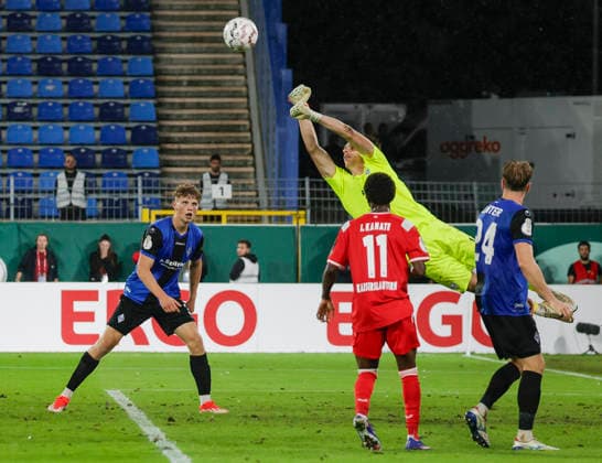 Im Bild: Torwart Thijmen Nijhuis (SV Waldhof Mannheim 07, 1) schlaegt den Ball aus dem Gefahrenbereich. 21.08.2026, SV Waldhof Mannheim 07 - 1. FC Kaiserslautern, DFB-Pokal, 1. Runde, Deutschland, Mannheim, Carl-Benz-Stadion, DFL REGULATIONS PROHIBIT ANY USE OF PHOTOGRAPHS AS IMAGE SEQUENCES AND OR QUASI-VIDEO. *** Pictured: Goalkeeper Thijmen Nijhuis of SV Waldhof Mannheim 07 clears the ball out of the danger zone, August 21, 2026, SV Waldhof Mannheim 07 vs. 1 FC Kaiserslautern, DFB Cup, First Round, Germany, Mannheim, Carl Benz Stadium, DFL regulations prohibit any use of photographs as image sequences and or quasi-video Copyright: HMBxMedia xJulienxBecker