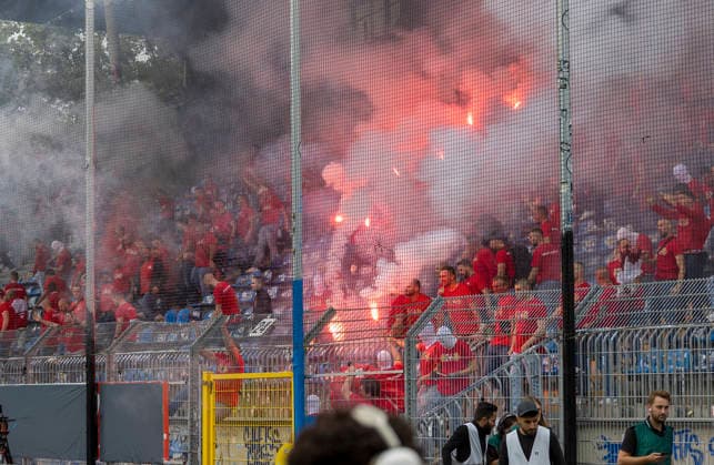 Im Bild: Die Fans vom 1. FC Kaiserslautern betreten den Gaesteblock und werfen Bengalos auf das Spielfeld, Pyrotechnik 21.08.2026, SV Waldhof Mannheim 07 - 1. FC Kaiserslautern, DFB-Pokal, 1. Runde, Deutschland, Mannheim, Carl-Benz-Stadion, DFL REGULATIONS PROHIBIT ANY USE OF PHOTOGRAPHS AS IMAGE SEQUENCES AND OR QUASI-VIDEO. *** In the photo: Fans of 1 FC Kaiserslautern enter the visitors section and throw flares onto the field, Pyrotechnics August 21, 2026, SV Waldhof Mannheim 07 vs. 1 FC Kaiserslautern, DFB Cup, First Round, Germany, Mannheim, Carl Benz Stadium. DFL regulations prohibit any use of photographs as image sequences and or quasi-video. Copyright: HMBxMedia xJulienxBecker