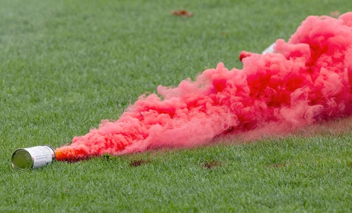 Im Bild: Die Fans vom 1. FC Kaiserslautern betreten den Gaesteblock und werfen Bengalos auf das Spielfeld, Pyrotechnik 21.08.2026, SV Waldhof Mannheim 07 - 1. FC Kaiserslautern, DFB-Pokal, 1. Runde, Deutschland, Mannheim, Carl-Benz-Stadion, DFL REGULATIONS PROHIBIT ANY USE OF PHOTOGRAPHS AS IMAGE SEQUENCES AND OR QUASI-VIDEO. *** In the photo: Fans of 1 FC Kaiserslautern enter the visitors section and throw flares onto the field, Pyrotechnics August 21, 2026, SV Waldhof Mannheim 07 vs. 1 FC Kaiserslautern, DFB Cup, First Round, Germany, Mannheim, Carl Benz Stadium. DFL regulations prohibit any use of photographs as image sequences and or quasi-video. Copyright: HMBxMedia xJulienxBecker
