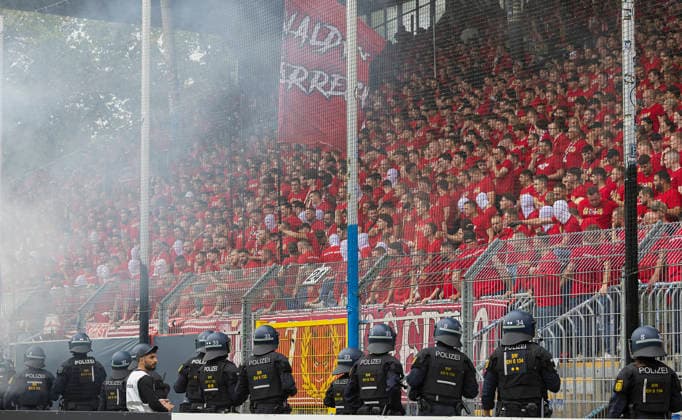 Im Bild: Die Polizei bereitet sich mit einem Grossaufgebot auf eine moegliche Eskalation der Fanlager vor. 21.08.2026, SV Waldhof Mannheim 07 - 1. FC Kaiserslautern, DFB-Pokal, 1. Runde, Deutschland, Mannheim, Carl-Benz-Stadion, DFL REGULATIONS PROHIBIT ANY USE OF PHOTOGRAPHS AS IMAGE SEQUENCES AND OR QUASI-VIDEO. *** Pictured: Police are preparing with a large contingent for a possible escalation between the fan groups on August 21, 2026, SV Waldhof Mannheim 07 vs. 1. FC Kaiserslautern, DFB Cup, First Round, Germany, Mannheim, Carl Benz Stadium, DFL regulations prohibit any use of photographs as image sequences and or quasi-video Copyright: HMBxMedia xJulienxBecker