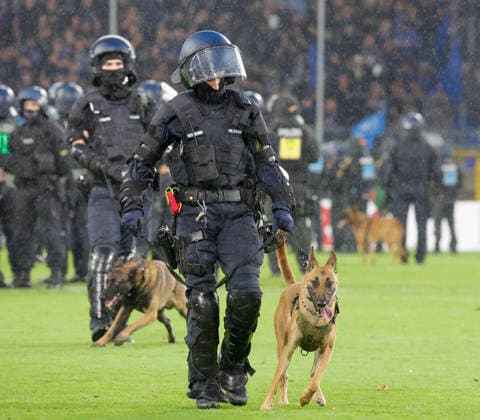 Im Bild: Ausschreitungen der Fanlager, die Polizei muss eingreifen und das Feld stuermen, unteranderem mit Polizeihunden. 21.08.2026, SV Waldhof Mannheim 07 - 1. FC Kaiserslautern, DFB-Pokal, 1. Runde, Deutschland, Mannheim, Carl-Benz-Stadion, DFL REGULATIONS PROHIBIT ANY USE OF PHOTOGRAPHS AS IMAGE SEQUENCES AND OR QUASI-VIDEO. *** The photo shows riots among the fan groups; the police are forced to intervene and storm the field, using police dogs, among other measures. August 21, 2026, SV Waldhof Mannheim 07 vs. 1 FC Kaiserslautern, DFB Cup, First Round, Germany, Mannheim, Carl Benz Stadium, DFL REGULATIONS PROHIBIT ANY USE OF PHOTOGRAPHS AS IMAGE SEQUENCES AND OR QUASI-VIDEO Copyright: HMBxMedia xJulienxBecker