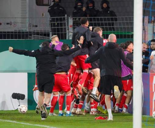 Im Bild: Jubel nach dem Tor zum 0:1 bei den Spielern vom FCK, Jubel, Torjubel, Fans 21.08.2026, SV Waldhof Mannheim 07 - 1. FC Kaiserslautern, DFB-Pokal, 1. Runde, Deutschland, Mannheim, Carl-Benz-Stadion, DFL REGULATIONS PROHIBIT ANY USE OF PHOTOGRAPHS AS IMAGE SEQUENCES AND OR QUASI-VIDEO. *** Pictured: FCK players celebrating after scoring the 0–1 goal; celebration; goal celebration; fans, August 21, 2026, SV Waldhof Mannheim 0–1 FC Kaiserslautern, DFB Cup, First Round, Germany, Mannheim, Carl Benz Stadium, DFL regulations prohibit any use of photographs as image sequences and or quasi-video Copyright: HMBxMedia xJulienxBecker