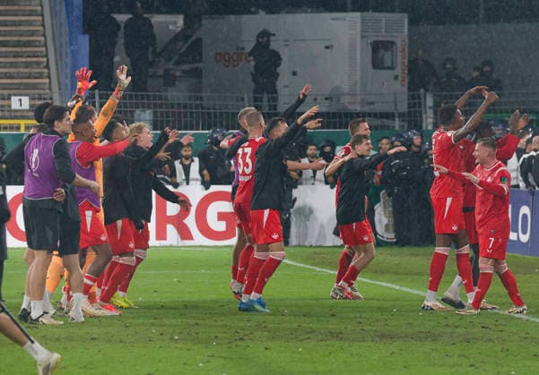Im Bild: Die Spieler vom FCK jubeln nach dem Sieg zusammen mit ihren Fans. 21.08.2026, SV Waldhof Mannheim 07 - 1. FC Kaiserslautern, DFB-Pokal, 1. Runde, Deutschland, Mannheim, Carl-Benz-Stadion, DFL REGULATIONS PROHIBIT ANY USE OF PHOTOGRAPHS AS IMAGE SEQUENCES AND OR QUASI-VIDEO. *** Pictured: FCK players celebrate their victory with their fans on August 21, 2026, SV Waldhof Mannheim 07 vs. 1 FC Kaiserslautern, DFB Cup, First Round, Germany, Mannheim, Carl Benz Stadium, DFL regulations prohibit any use of photographs as image sequences and or quasi-video Copyright: HMBxMedia xJulienxBecker