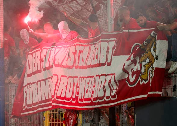 Im Bild: Nach dem Sieg triumphieren die FCK-Fans mit Bengalos und einem Banner Der Suedwesten bleibt fuer immer Rot-Weiss-Rot! 21.08.2026, SV Waldhof Mannheim 07 - 1. FC Kaiserslautern, DFB-Pokal, 1. Runde, Deutschland, Mannheim, Carl-Benz-Stadion, DFL REGULATIONS PROHIBIT ANY USE OF PHOTOGRAPHS AS IMAGE SEQUENCES AND OR QUASI-VIDEO. *** In the photo: After the victory, FCK fans celebrate with flares and a banner reading The Southwest Will Forever Be Red-White-Red 08 21 2026, SV Waldhof Mannheim 07 1 FC Kaiserslautern, DFB Cup, 1st Round, Germany, Mannheim, Carl Benz Stadium, DFL REGULATIONS PROHIBIT ANY USE OF PHOTOGRAPHS AS IMAGE SEQUENCES AND OR QUASI-VIDEO Copyright: HMBxMedia xJulienxBecker