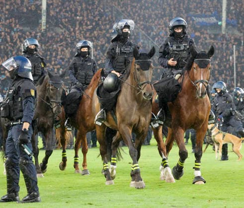 Im Bild: Ausschreitungen der Fanlager, die Polizei muss eingreifen und das Feld stuermen, unteranderem mit Pferden. 21.08.2026, SV Waldhof Mannheim 07 - 1. FC Kaiserslautern, DFB-Pokal, 1. Runde, Deutschland, Mannheim, Carl-Benz-Stadion, DFL REGULATIONS PROHIBIT ANY USE OF PHOTOGRAPHS AS IMAGE SEQUENCES AND OR QUASI-VIDEO. *** The photo shows riots among the fan groups; the police are forced to intervene and storm the field, using horses, among other measures. August 21, 2026, SV Waldhof Mannheim 07 vs. 1 FC Kaiserslautern, DFB Cup, First Round, Germany, Mannheim, Carl Benz Stadium, DFL REGULATIONS PROHIBIT ANY USE OF PHOTOGRAPHS AS IMAGE SEQUENCES AND OR QUASI-VIDEO Copyright: HMBxMedia xJulienxBecker