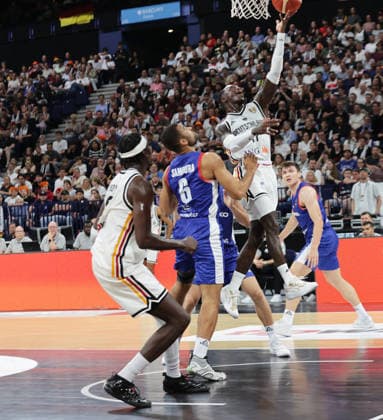Dennis Schroeder (GER) Basketball, Herren, Supercup, DBB,TurkishAirlines SUPERCUP, Barclays Arena, Deutschland gegen Czechia 115-82 *** Dennis Schroeder GER Basketball, Men s, Super Cup, DBB, Turkish Airlines Super Cup, Barclays Arena, Germany vs. Czechia 115–82