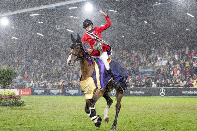 Sophie HINNERS (GER) auf Iron Dames Singclair, auf der Ehrenrunde im stroemenden Regen, Einzelaktion, Jubel, Lachen, Freude, S2: 2. Umlauf FEI Jumping World Championship, WM, Weltmeisterschaft - Team, am 21.08.2026, FEI Reit Weltmeisterschaft Aachen 2026 vom 11. - 23.08.2026 in Aachen Deutschland; Â *** Sophie HINNERS (GER) on Iron Dames Singclair, during the victory lap in the pouring rain, solo performance, cheering, laughter, joy, S2 2nd round of the FEI Jumping World Championship Team event, on August 21, 2026, FEI World Equestrian Games Aachen 2026, August 11–23, 2026, in Aachen, Germany Â