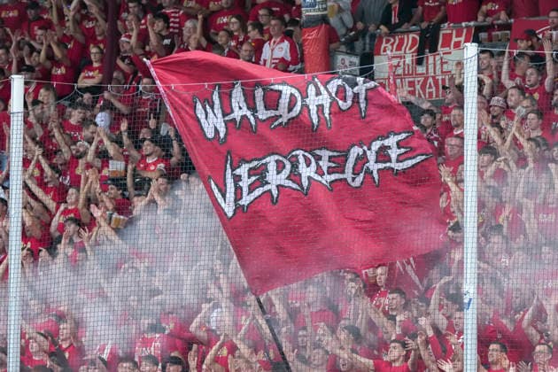 Die mitgereisten Ultras vom 1. FC Kaiserslautern schwenken in der Fankurve ihre Fahnen, Gästefans, Gästeblock, Gast, Fanblock, freuen sich aufs Spiel, Fans, Publikum, Zuschauer, Stimmung, Atmosphäre, Stadion, Fahne mit der Aufschrift: Waldhof verrecke, Protest, Protestaktion, protestieren, Aktion, Action, Rivalität, Symbolfoto, Symbolbild, Symbol, Risikospiel, Hochsicherheitsspiel, 21.08.2026, Mannheim (Deutschland), Fussball, DFB-Pokal, 1. Runde, SV Waldhof Mannheim - 1. FC Kaiserslautern, DFB DFL REGULATIONS PROHIBIT ANY USE OF PHOTOGRAPHS AS IMAGE SEQUENCES AND OR QUASI-VIDEO. *** The traveling Ultras from 1 FC Kaiserslautern are waving their flags in the fan section; visiting fans, visiting section, visitors, fan section, looking forward to the game; fans, audience, spectators, mood, atmosphere, stadium, flag bearing the slogan Waldhof verrecke, protest, protest action, protesting, action, rivalry, symbolic photo, symbolic image, symbol, high-risk match, high-security match, August 21, 2026, Mannheim, Germany, soccer, DFB Cup, 1st round, SV Waldhof Mannheim vs. 1. FC Kaiserslautern, DFB and DFL regulations prohibit any use of photographs as image sequences and or quasi-video xozx