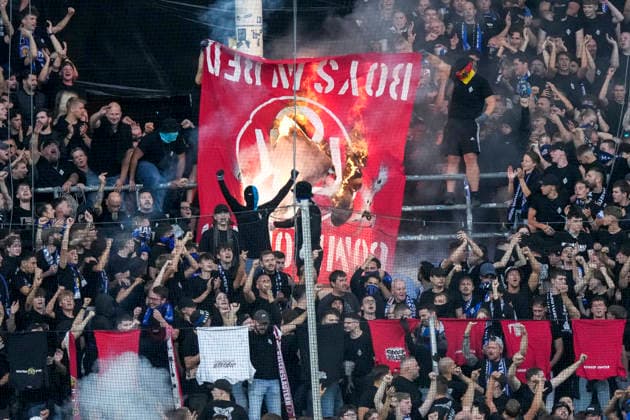 Ultras vom SV Waldhof Mannheim setzen in der Fankurfe eine Fahne des 1. FC Kaiserslautern in Brand, verbrennen Fanutensilien, Rivalität, Feindschaft, Feuer auf der Tribüne, Fans, Publikum, Zuschauer, Stimmung, Atmosphäre, Stadion, 21.08.2026, Mannheim (Deutschland), Fussball, DFB-Pokal, 1. Runde, SV Waldhof Mannheim - 1. FC Kaiserslautern, DFB DFL REGULATIONS PROHIBIT ANY USE OF PHOTOGRAPHS AS IMAGE SEQUENCES AND OR QUASI-VIDEO. *** Ultras from SV Waldhof Mannheim set a 1. FC Kaiserslautern flag on fire in the fan section, burning fan paraphernalia; rivalry, hostility, fire in the stands, fans, audience, spectators, mood, atmosphere, stadium, August 21, 2026, Mannheim, Germany, soccer, DFB Cup, 1st round, SV Waldhof Mannheim vs. 1 FC Kaiserslautern, DFB and DFL regulations prohibit any use of photographs as image sequences and or quasi-video xozx