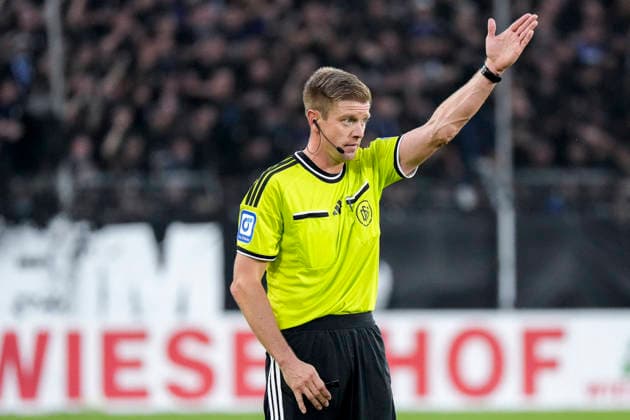 Robert Schröder (Schiedsrichter), gibt Anweisungen, gestikuliert, mit den Armen gestikulieren, Einzelbild, Einzelfoto, Aktion, Action, 21.08.2026, Mannheim (Deutschland), Fussball, DFB-Pokal, 1. Runde, SV Waldhof Mannheim - 1. FC Kaiserslautern, DFB DFL REGULATIONS PROHIBIT ANY USE OF PHOTOGRAPHS AS IMAGE SEQUENCES AND OR QUASI-VIDEO. *** Robert Schröder, referee, giving instructions, gesturing, gesturing with his arms, single frame, single photo, action, August 21, 2026, Mannheim, Germany, soccer, DFB Cup, Round 1, SV Waldhof Mannheim 1 vs. FC Kaiserslautern, DFB DFL REGULATIONS PROHIBIT ANY USE OF PHOTOGRAPHS AS IMAGE SEQUENCES AND OR QUASI-VIDEO xozx