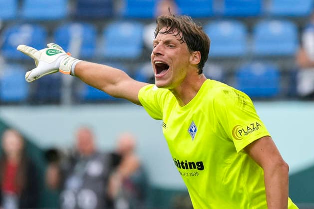 Thijmen Nijhuis (Torwart, SV Waldhof, 1), gibt Anweisungen, gestikuliert, mit den Armen gestikulieren, Einzelbild, Einzelfoto, Aktion, Action, 21.08.2026, Mannheim (Deutschland), Fussball, DFB-Pokal, 1. Runde, SV Waldhof Mannheim - 1. FC Kaiserslautern, DFB DFL REGULATIONS PROHIBIT ANY USE OF PHOTOGRAPHS AS IMAGE SEQUENCES AND OR QUASI-VIDEO. *** Thijmen Nijhuis, goalkeeper for SV Waldhof, 1, gives instructions, gesturing with his arms; single frame, single photo, action, August 21, 2026, Mannheim, Germany, soccer, DFB Cup, 1st round, SV Waldhof Mannheim 1 vs. FC Kaiserslautern, DFB DFL REGULATIONS PROHIBIT ANY USE OF PHOTOGRAPHS AS IMAGE SEQUENCES AND OR QUASI-VIDEO xozx