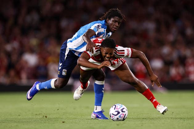Arsenal v Coventry City 21 August 2026, London - Premier League Football - Arsenal v Coventry City - Myles Lewis-Skelly of Arsenal and Caleb Yirenkyi of Coventry City - Photo: Jacques Feeney Offside. London UK *** Arsenal gegen Coventry City, 21. August 2026, London, Premier League, Fußball: Arsenal gegen Coventry City – Myles Lewis Skelly von Arsenal und Caleb Yirenkyi von Coventry City. Foto: Jacques Feeney, Offside, London, Großbritannien  Copyright: xJacquesxFeeneyx xOffsidexOffside