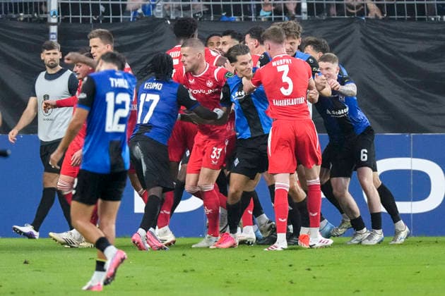 Spieler vom SV Waldhof Mannheim und Spieler vom 1. FC Kaiserslautern bei der Rudelbildung nach dem Schlusspfiff der regulären Spielzeit beim Stand von 0:0, Aktion, Action, Spielszene, 21.08.2026, Mannheim (Deutschland), Fussball, DFB-Pokal, 1. Runde, SV Waldhof Mannheim - 1. FC Kaiserslautern, DFB DFL REGULATIONS PROHIBIT ANY USE OF PHOTOGRAPHS AS IMAGE SEQUENCES AND OR QUASI-VIDEO. *** Players from SV Waldhof Mannheim and players from 1 FC Kaiserslautern gathering in a group after the final whistle of regulation time with the score at 0–0; action, game scene, August 21, 2026, Mannheim, Germany, soccer, DFB Cup, 1st round, SV Waldhof Mannheim vs. 1 FC Kaiserslautern, DFB DFL REGULATIONS PROHIBIT ANY USE OF PHOTOGRAPHS AS IMAGE SEQUENCES AND OR QUASI-VIDEO xozx
