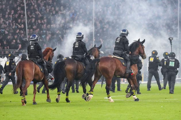 Polizisten sichern das Spielfeld nach Pyroattacken von den Rängen, Erhöhtes Polizeiaufkommen bei der Partie, Polizisten im Stadion, Polizeipräsenz, Polizeischutz, Polizei im Einsatz, Sicherheit, Stadionsicherheit, Symbolfoto, Symbolbild, Symbol, Risikospiel, Hochsicherheitsspiel, Fußballspiel mit einem erhöhten Sicherheitsrisiko, das Spiel wurde im Vorfeld als Hochrisikospiel eingestuft, Reiter, Reiterstaffel, berittene Polizei, 21.08.2026, Mannheim (Deutschland), Fussball, DFB-Pokal, 1. Runde, SV Waldhof Mannheim - 1. FC Kaiserslautern, DFB DFL REGULATIONS PROHIBIT ANY USE OF PHOTOGRAPHS AS IMAGE SEQUENCES AND OR QUASI-VIDEO. *** Police officers secure the field following pyrotechnic attacks from the stands; increased police presence at the game; police officers in the stadium; police presence; police protection; police in action; security; stadium security, stock photo, stock image, symbol, high-risk match, high-security match, soccer match with an increased security risk, the match was classified as a high-risk match in advance, mounted police, mounted police unit, mounted officers, August 21, 2026, Mannheim, Germany, soccer, DFB Cup, 1st round, SV Waldhof Mannheim vs. 1. FC Kaiserslautern, DFB DFL REGULATIONS PROHIBIT ANY USE OF PHOTOGRAPHS AS IMAGE SEQUENCES AND OR QUASI-VIDEO xozx