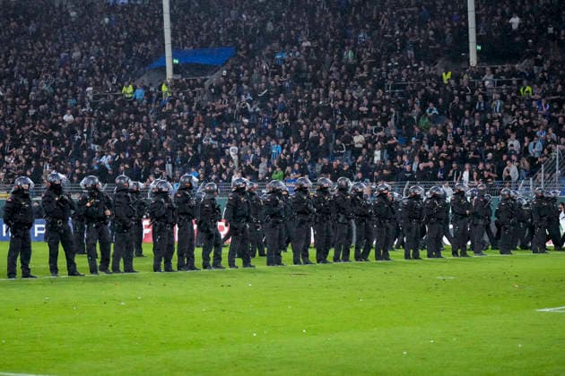 Polizisten sichern das Spielfeld nach Pyroattacken von den Rängen, Erhöhtes Polizeiaufkommen bei der Partie, Polizisten im Stadion, Polizeipräsenz, Polizeischutz, Polizei im Einsatz, Sicherheit, Stadionsicherheit, Symbolfoto, Symbolbild, Symbol, Risikospiel, Hochsicherheitsspiel, Fußballspiel mit einem erhöhten Sicherheitsrisiko, das Spiel wurde im Vorfeld als Hochrisikospiel eingestuft, 21.08.2026, Mannheim (Deutschland), Fussball, DFB-Pokal, 1. Runde, SV Waldhof Mannheim - 1. FC Kaiserslautern, DFB DFL REGULATIONS PROHIBIT ANY USE OF PHOTOGRAPHS AS IMAGE SEQUENCES AND OR QUASI-VIDEO. *** Police officers secure the field after pyrotechnic attacks from the stands; increased police presence at the game; police officers in the stadium; police presence, police protection, police in action, security, stadium security, stock photo, stock image, symbol, high-risk match, high-security match, soccer match with an elevated security risk, the match was classified as high-risk in advance, August 21, 2026, Mannheim, Germany, soccer, DFB Cup, 1st round, SV Waldhof Mannheim vs. 1. FC Kaiserslautern, DFB and DFL regulations prohibit any use of photographs as image sequences and or quasi-video xozx