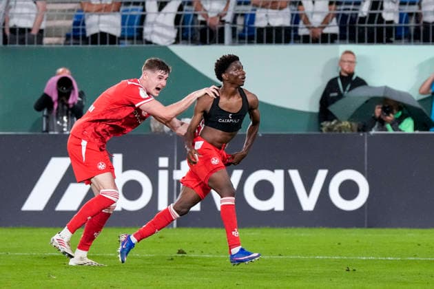 v.li.: Alex Murphy (FCK, 3), Torschütze Ibrahim Kanate (FCK, 11) mit freiem Oberkörper, Spieler vom 1. FC Kaiserslautern, jubeln über das Tor zum 0:1, Siegtreffer in der Schlussminute der Verlängerung, Jubel, Torjubel, Torerfolg, celebrate the goal, goal, celebration, jubelt ueber das Tor, Freuen, Freude, freut sich, optimistisch, positiv, Spielszene, Highlight, Action, Aktion, 21.08.2026, Mannheim (Deutschland), Fussball, DFB-Pokal, 1. Runde, SV Waldhof Mannheim - 1. FC Kaiserslautern, DFB DFL REGULATIONS PROHIBIT ANY USE OF PHOTOGRAPHS AS IMAGE SEQUENCES AND OR QUASI-VIDEO. *** From left: Alex Murphy (FCK), 3; goal scorer Ibrahim Kanate (FCK), 11, shirtless; players from 1. FC Kaiserslautern celebrating the 0–1 goal, the game-winning goal in the final minute of extra time, Celebration, goal celebration, scoring a goal, celebrating the goal, goal, celebration, celebrating the goal, joy, happiness, happy, optimistic, positive, game scene, highlight, action, 21 08 2026, Mannheim, Germany, soccer, DFB Cup, 1st round, SV Waldhof Mannheim vs. 1. FC Kaiserslautern, DFB DFL REGULATIONS PROHIBIT ANY USE OF PHOTOGRAPHS AS IMAGE SEQUENCES AND OR QUASI-VIDEO xozx